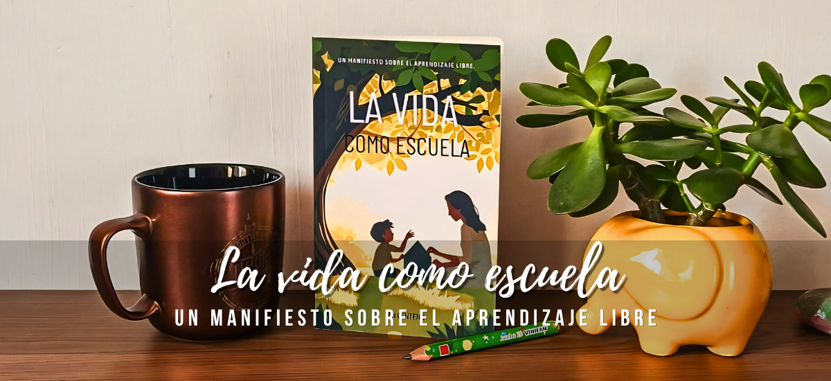 Portada del libro La vida como escuela de Yen Centeno, junto a una taza y una planta