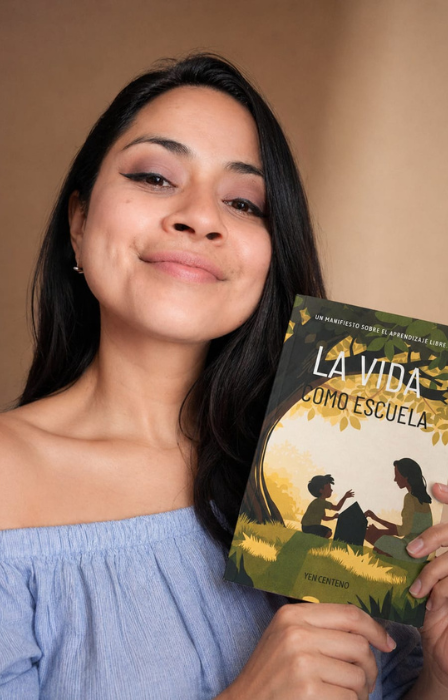 Yen Centeno, autora de La vida como escuela, sosteniendo su libro