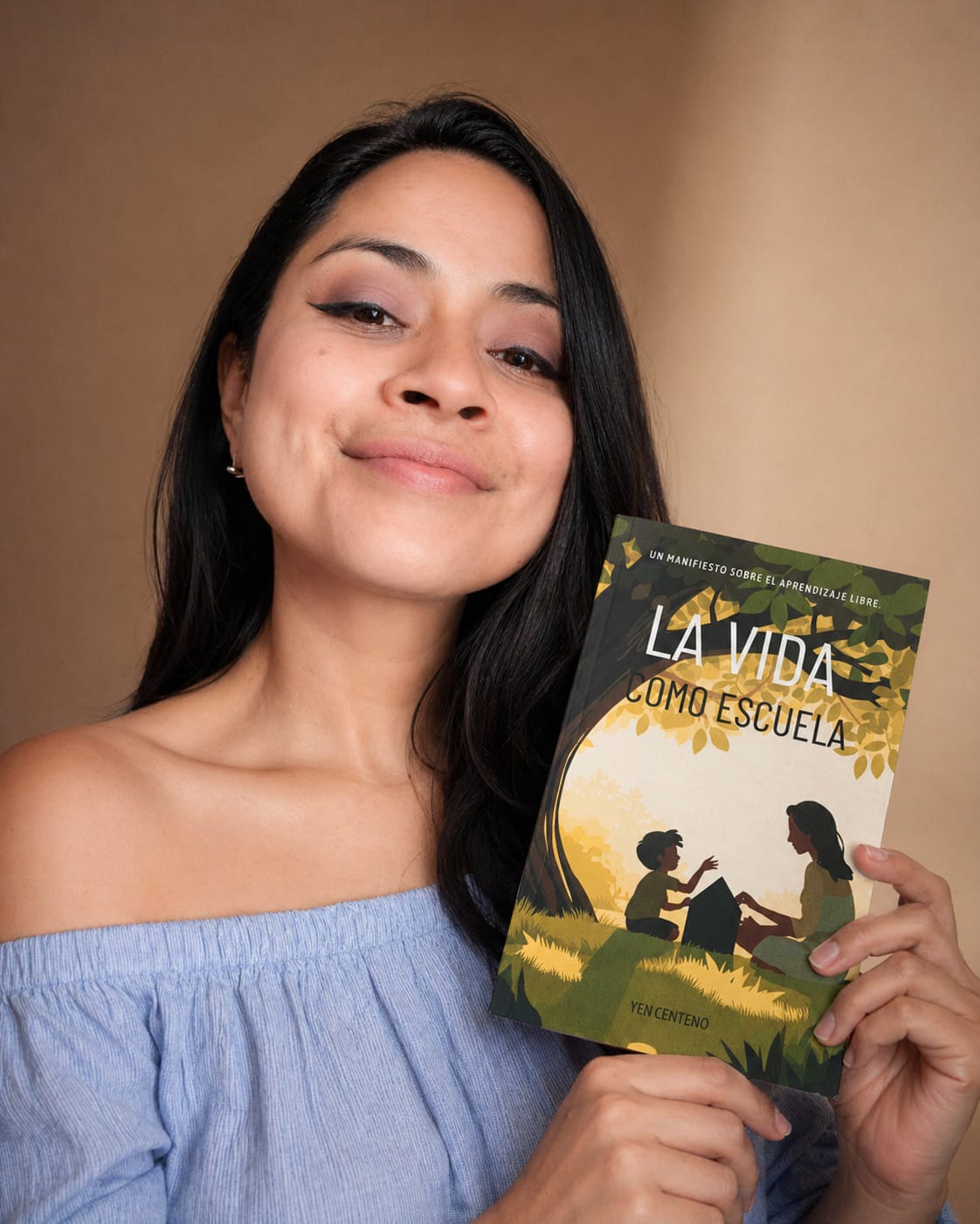 Yen Centeno sosteniendo su libro La vida como escuela, autora y creadora de Aprendiendo Bonito