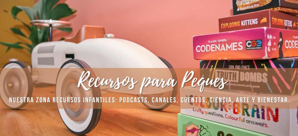 Autito de carreras, rodeado de juegos de mesa y otros recursos de aprendizaje libre