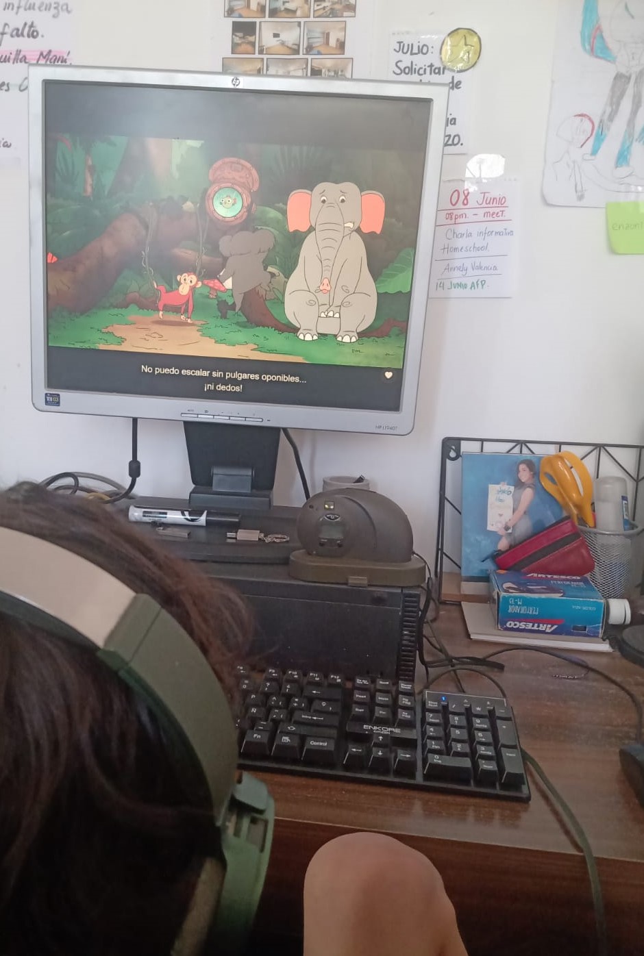 Enzo absorto en el episodio La Jungla de la Educación de Tuttle Twins