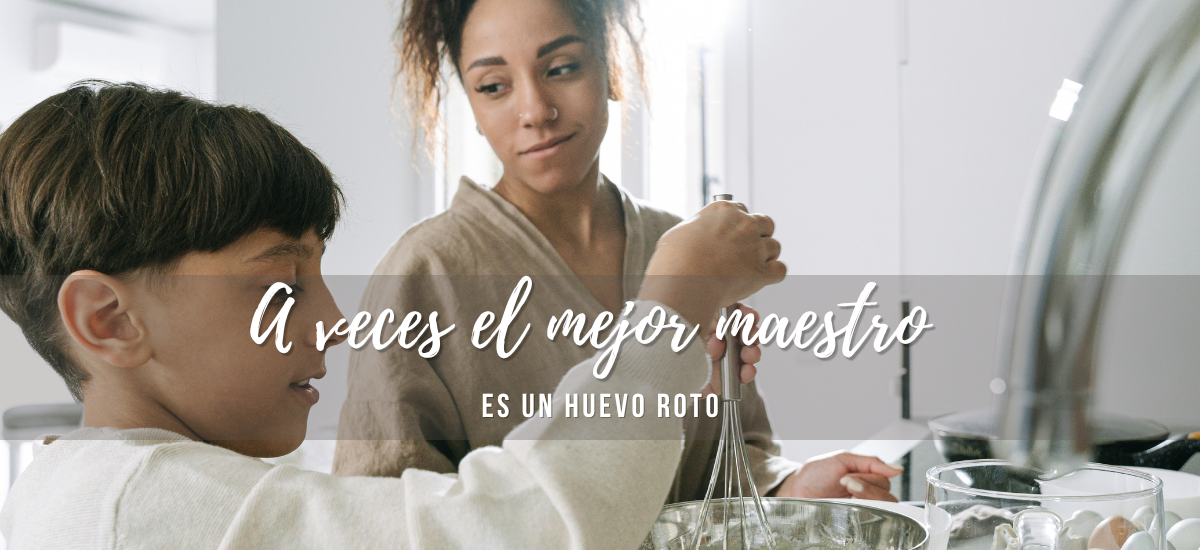 Madre e hijo cocinando juntos en la cocina, concentrados y conectados, ilustrando cómo los momentos cotidianos se convierten en oportunidades de aprendizaje