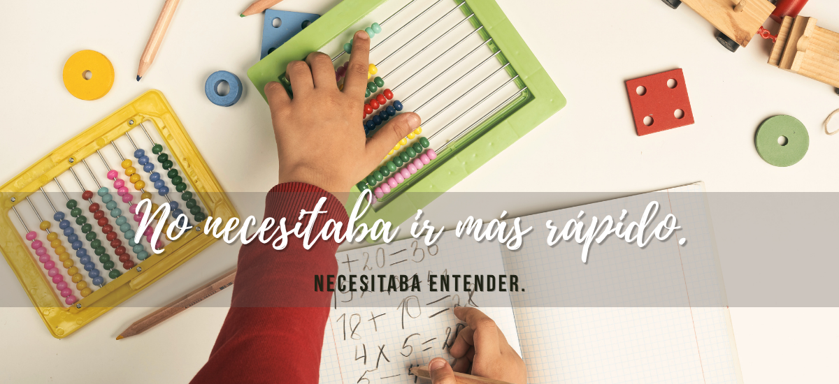 Niño manipulando materiales de aprendizaje en una mesa junto a un cuaderno con operaciones matemáticas escritas a mano