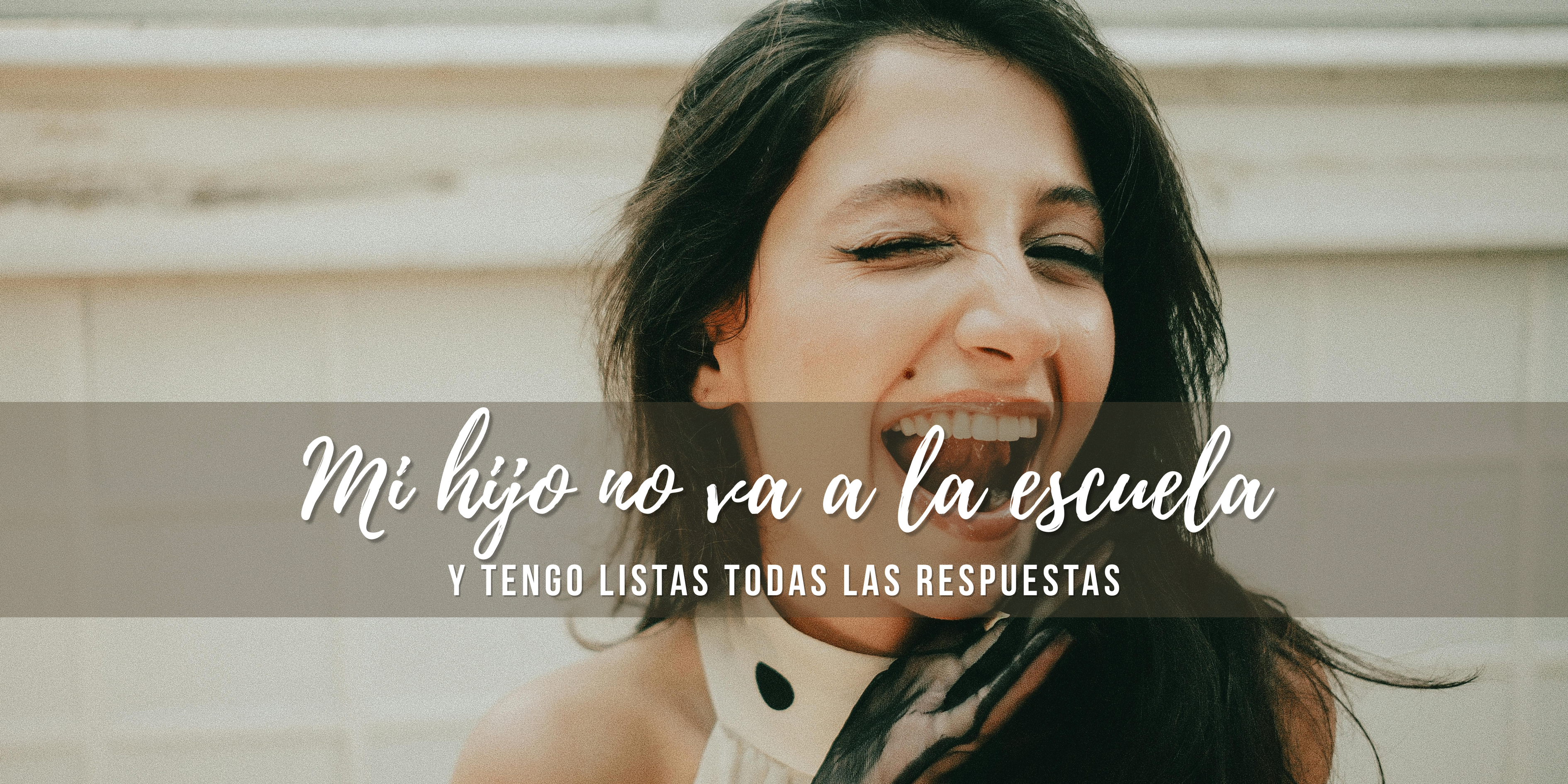 Mujer riendo con texto superpuesto: mi hijo no va a la escuela y tengo listas todas las respuestas