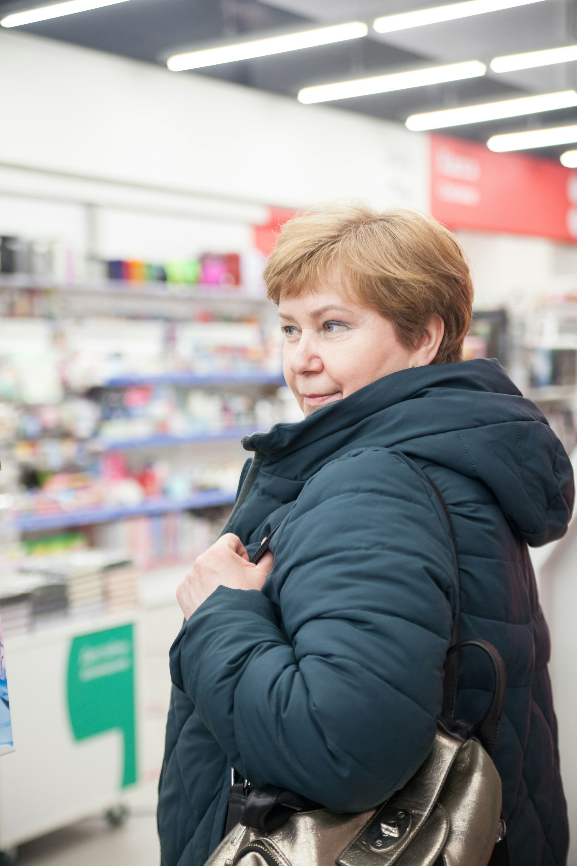 Mujer en en la tienda, con mirada curiosa