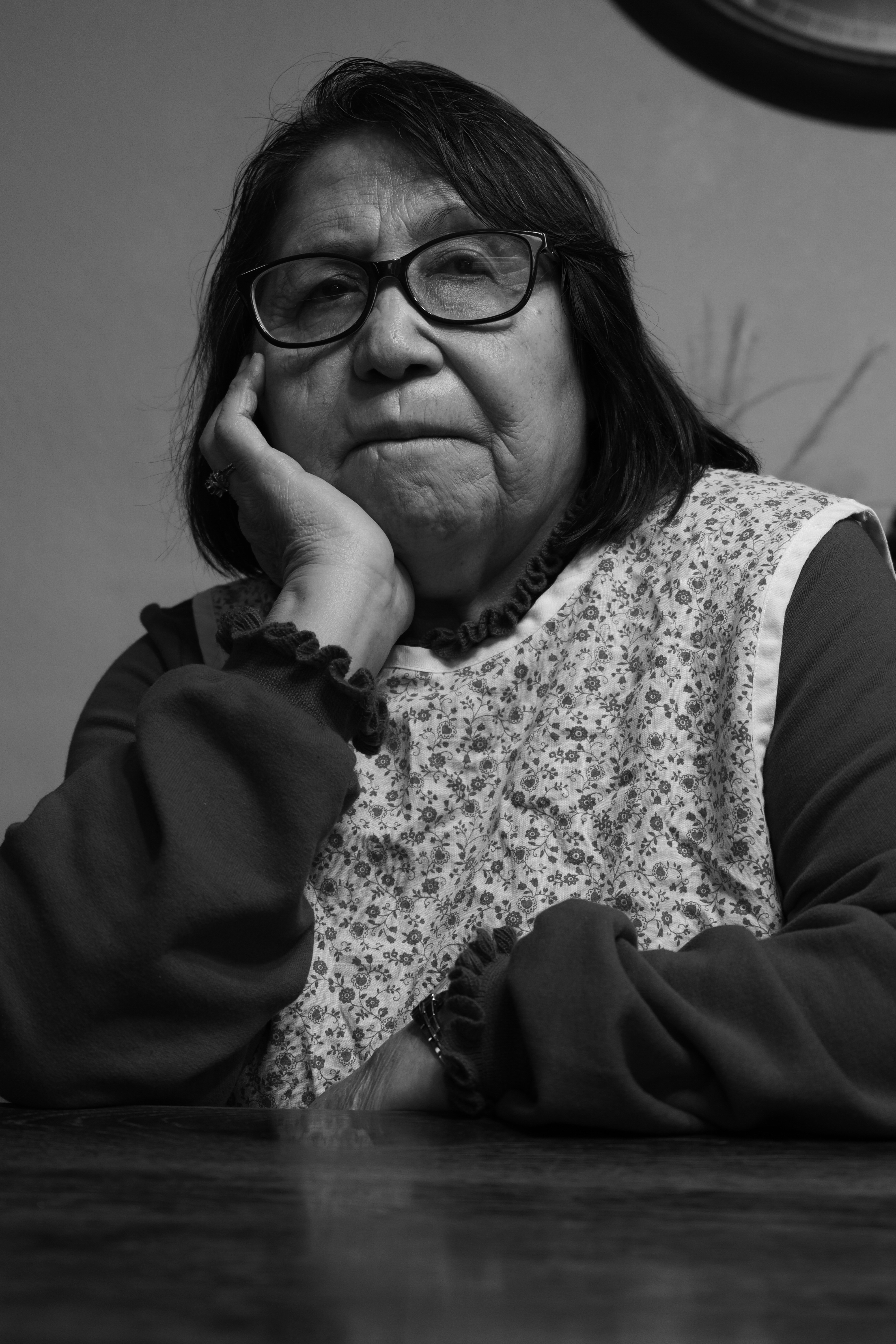 Señora mayor, juzgando con la mirada