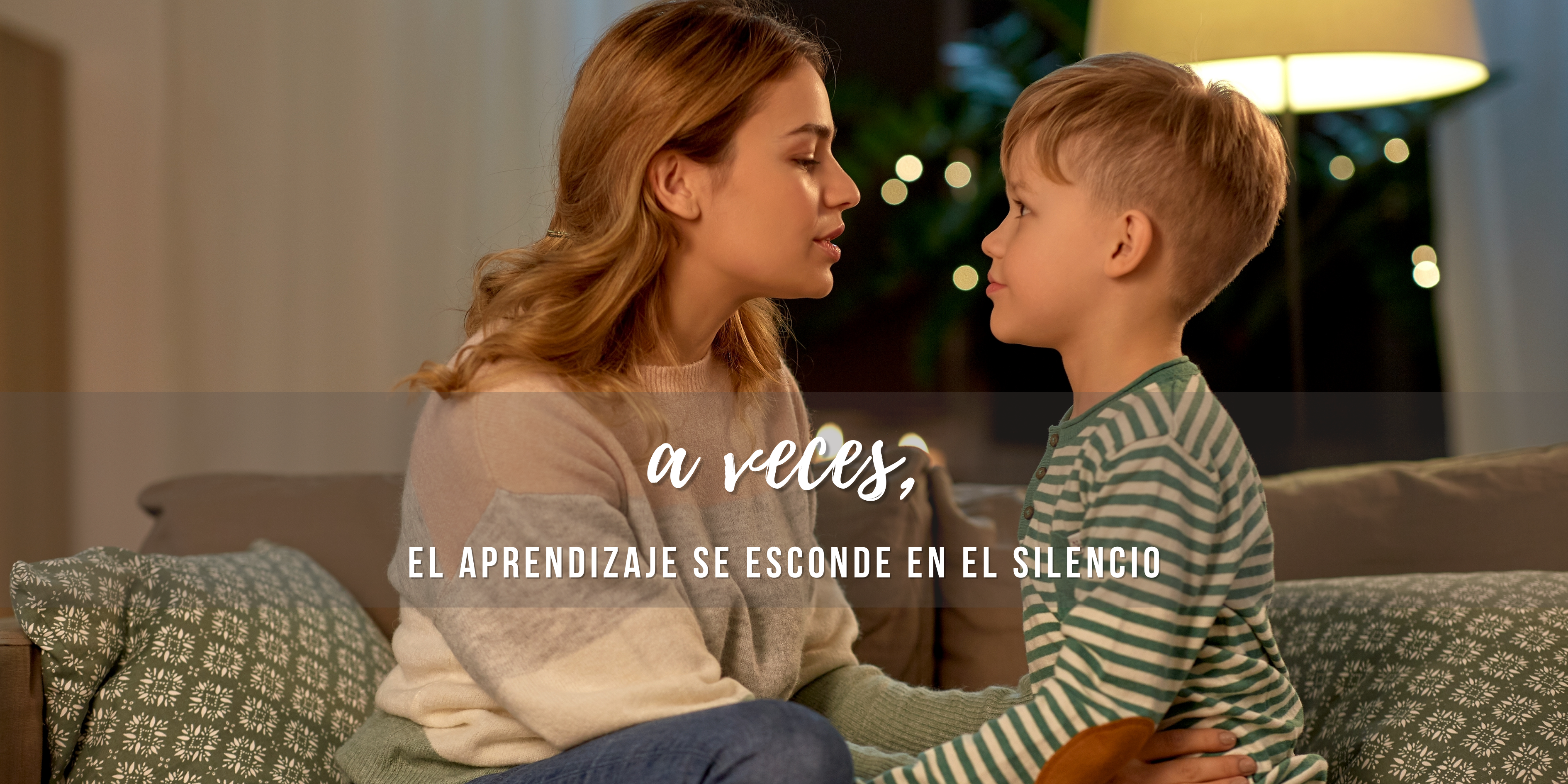 Madre e hijo compartiendo un momento de silencio y conexión, aprendizaje respetuoso en unschooling