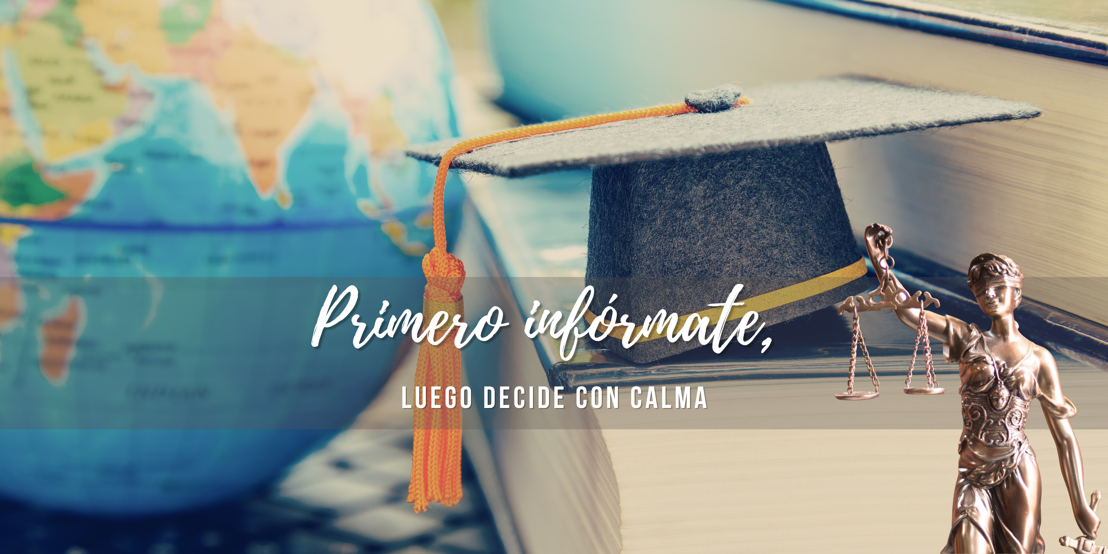 Globo terráqueo, libros y birrete, con una estatuilla que representa la ley, porque conocer los derechos es lo primero para hacer homeschool de forma legal