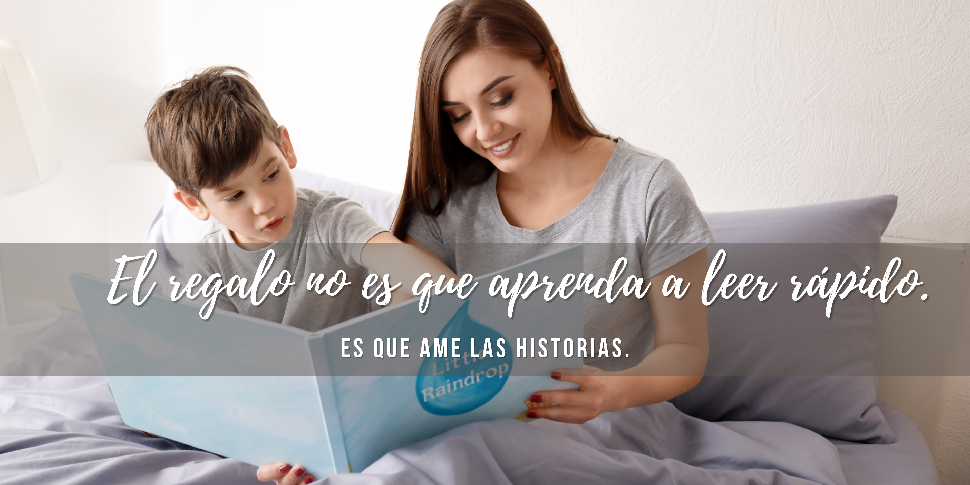 Madre lee una historia para su hijo, mientras ambos están en la cama, metidos bajo una cobija. 