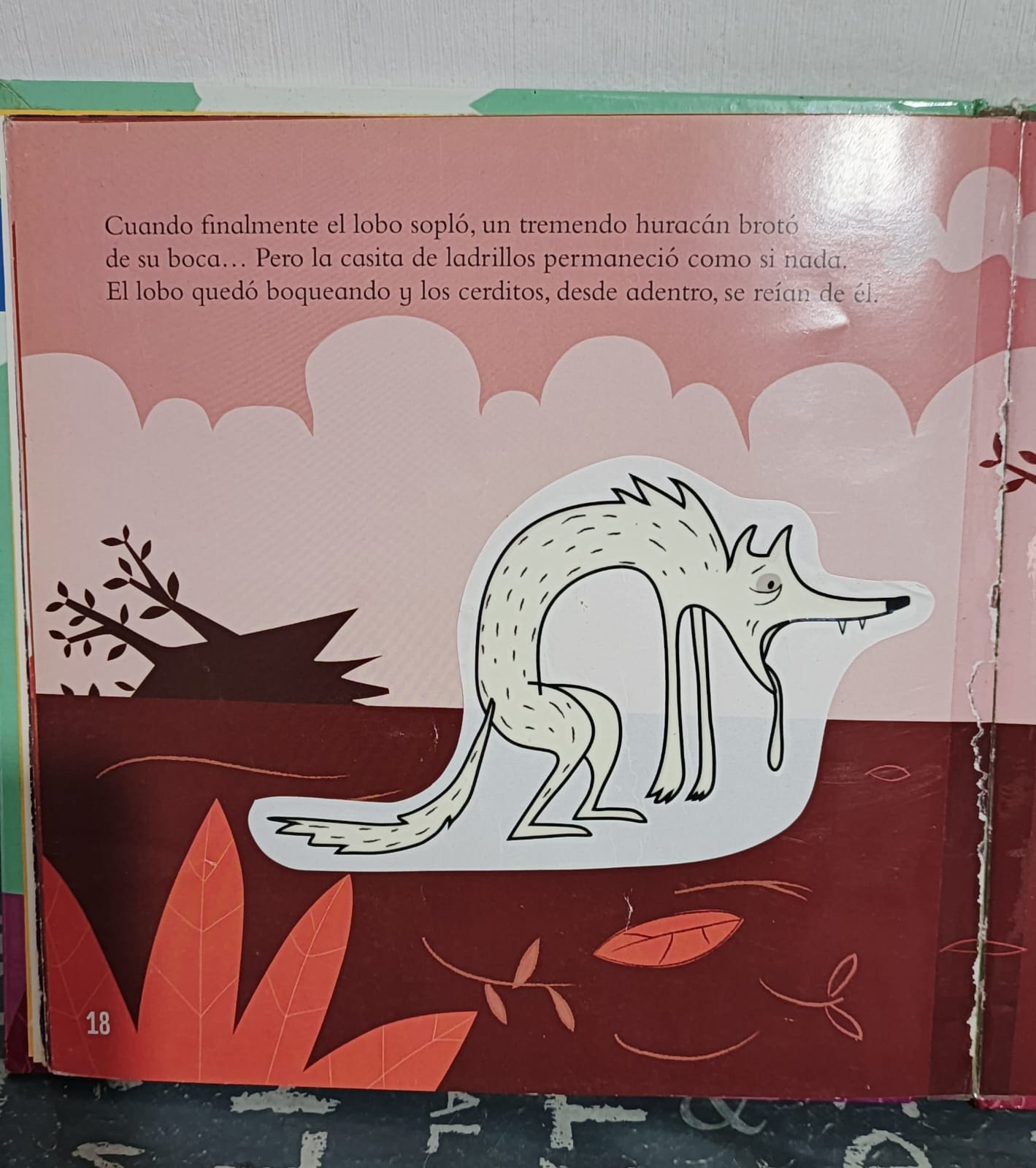 Página del cuento los tres cerditos; algo desgastada y rota, porque se uso mucho en la hora del cuento antes de dormir