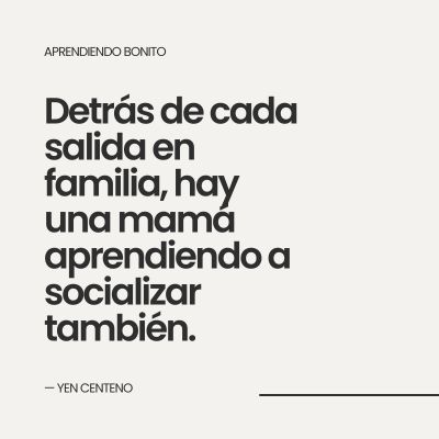 Cita ilustrada de Yen Centeno: "Detrás de cada salida en familia, hay una mamá aprendiendo a socializar también" — reflexión sobre socialización en el homeschool