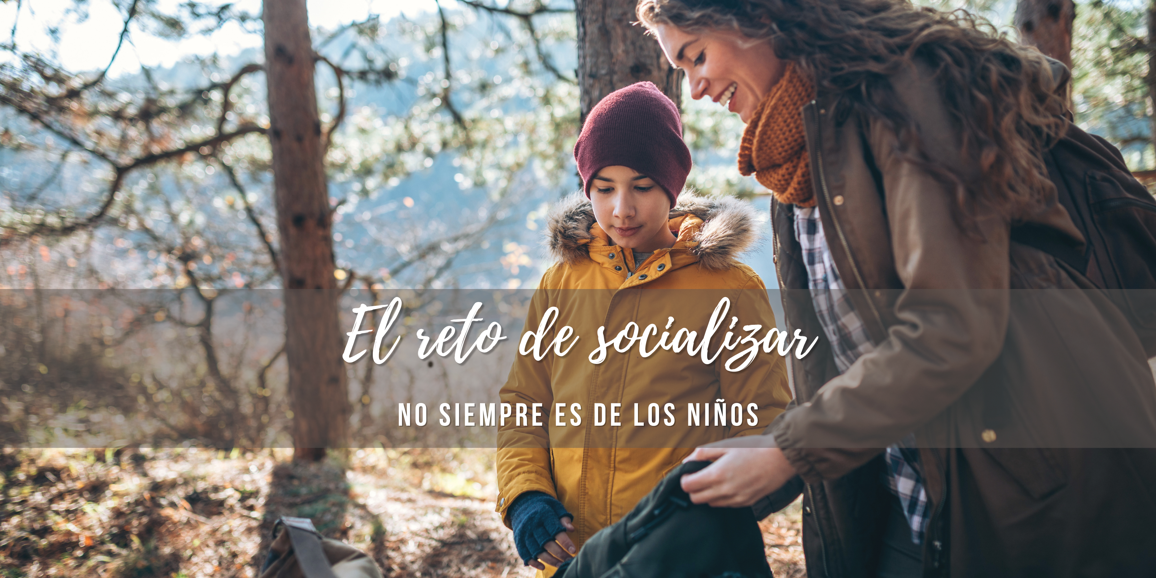 Madre e hijo en la naturaleza preparando la mochila juntos, con la frase "El reto de socializar no siempre es de los niños" — imagen de encabezado sobre socialización en el homeschool