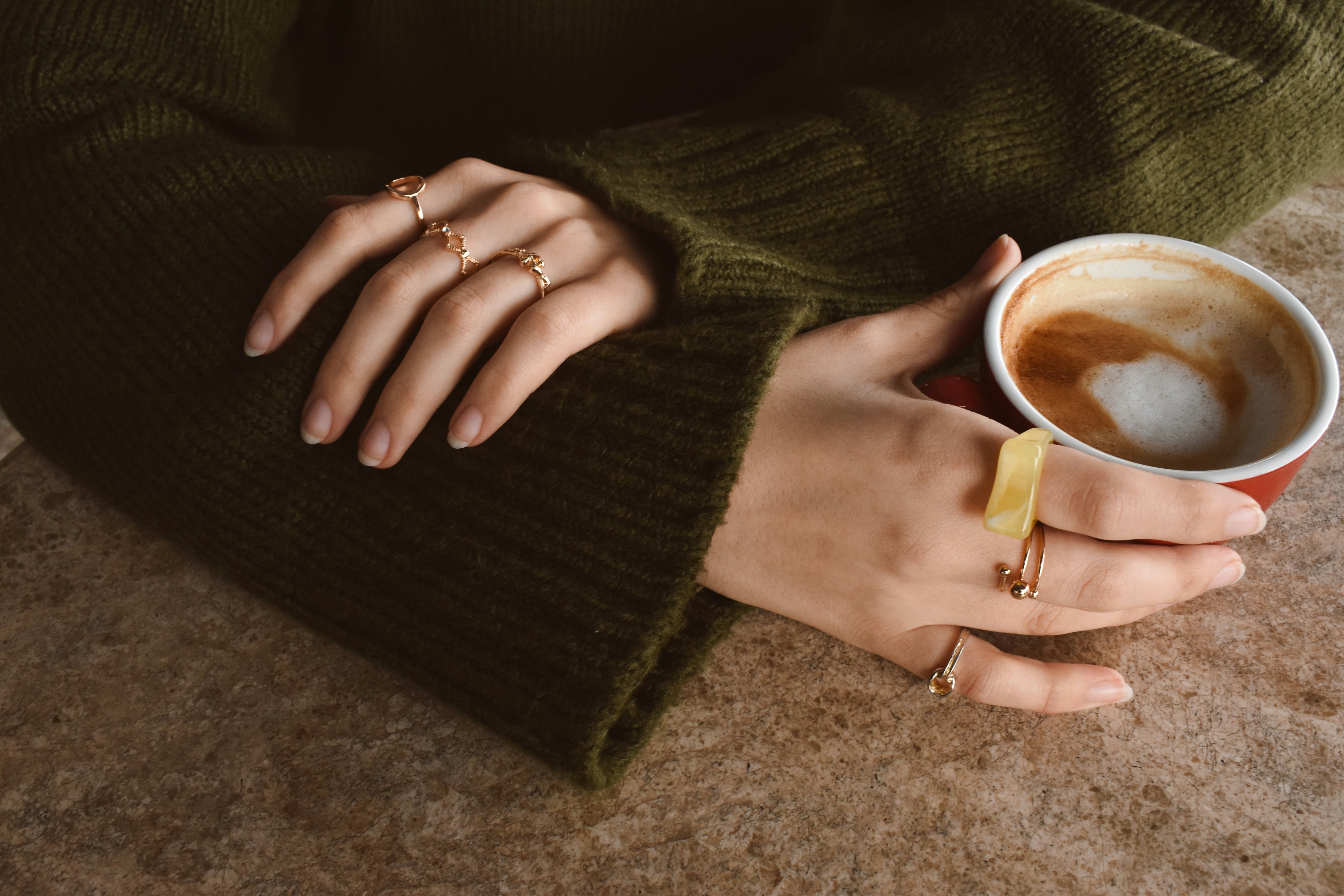 Taza de café en manos, como una tertulia entre amigas