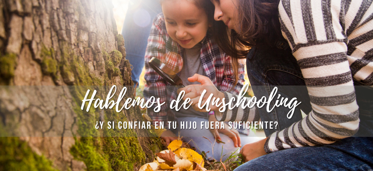 Niñas explorando el musgo de un árbol con una lupa, aprendizaje libre en la naturaleza